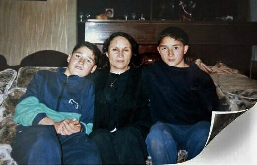 Luz leiva junto a sus dos hijos. A la derecha Orlando, a la izq. Felipe